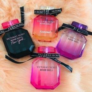 زجاجة من عطر Victoria's Secret Bombshell Summer Eau de Parfum.